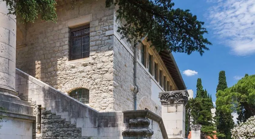 Apartman Arbol 0*, Split